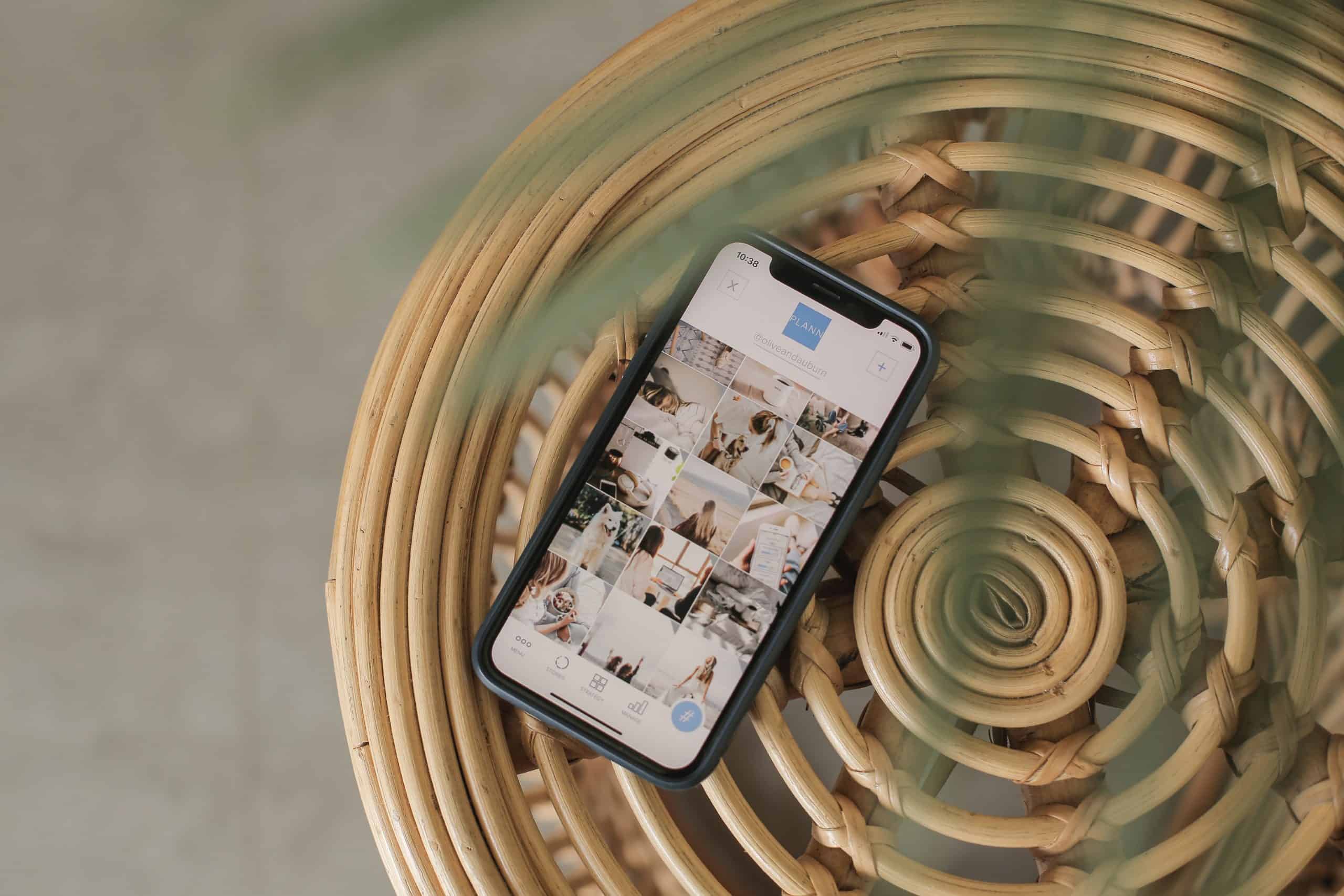 שולחן עליו פלאפון