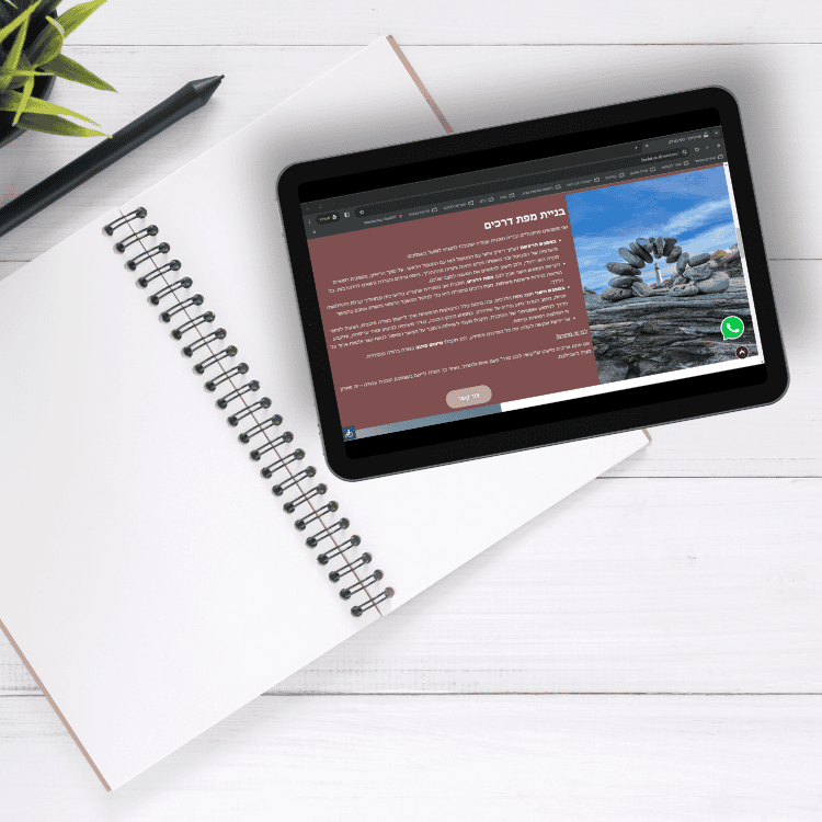 מוקאפ לקטי בורלק, שולחן עבודה עם מחברת וטאבלט