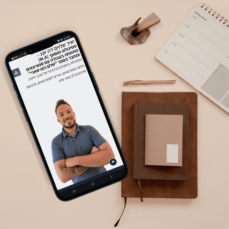 מוקאפ ליאיר שלוים, שולחן עבודה עם כלי כתיבה ופלאפון