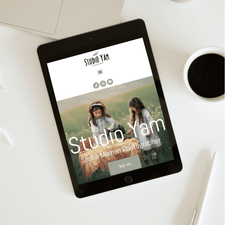 מוקאפ לסטודיו ים, שולחן עבודה עם כלי כתיבה וטאבלט